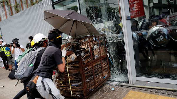 Hong Kong: rivolta anti-cinese. Condanna della governatrice Hong Kong: rivolta anti-cinese. Condanna della governatrice