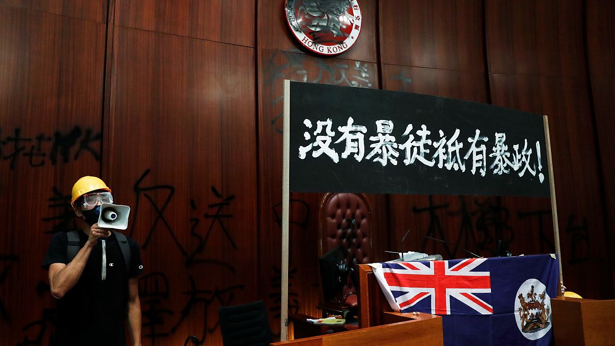 Tags, banderoles, et même un drapeau de Hong Kong période britannique au perchoir du parlement 