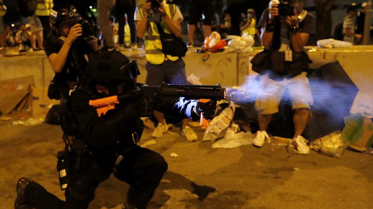 Hong Kong polisi göstericilere müdahale etti