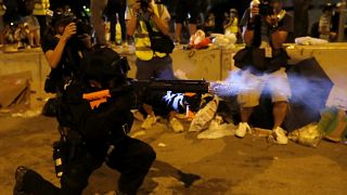 Hong Kong polisi göstericilere müdahale etti