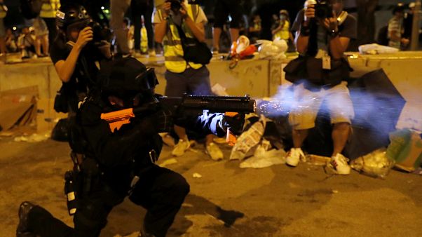 Hong Kong polisi göstericilere müdahale etti Hong Kong polisi göstericilere müdahale etti