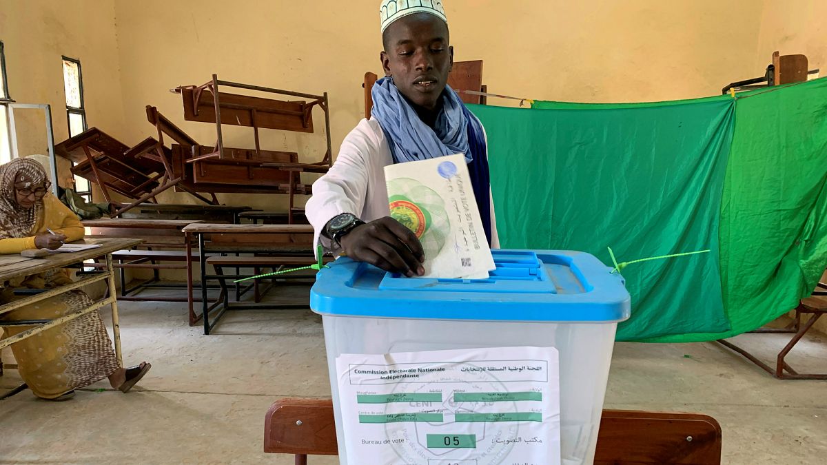 مقترع يدلي بصوته في العاصمة نواكشوط 