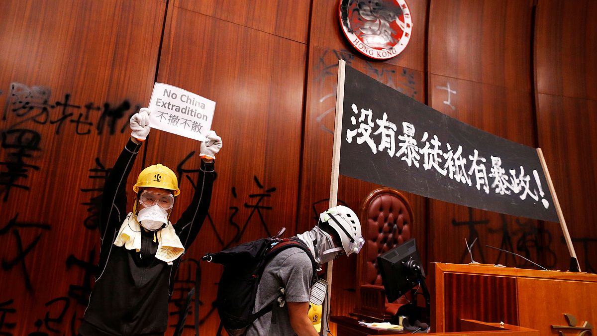 معترضان هنگ کنگی در پارلمان محلی