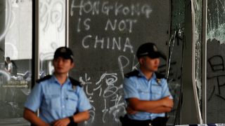 Hong Kong lideri meclisi basan göstericileri kınadı, polis parlamentonun kontrolünü geri aldı