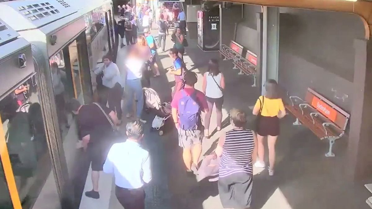 ویدئویی برای هشدار به والدین؛ وقتی کودک به زیر واگن قطار افتاد
