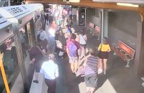 ویدئویی برای هشدار به والدین؛ وقتی کودک به زیر واگن قطار افتاد