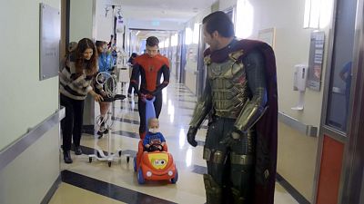 Spiderman-Stars Tom Holland (23) und Jake Gyllenhaal (38) im Kinderkrankenhaus