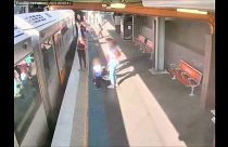 شاهد: طفل صغير يسقط تحت عجلات قطار