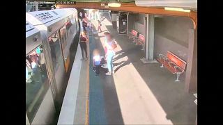 شاهد: طفل صغير يسقط تحت عجلات قطار