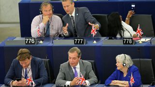 Ευρωβουλή: Οι ευρωβουλευτές του Φάρατζ γύρισαν την πλάτη στον ύμνο της ΕΕ
