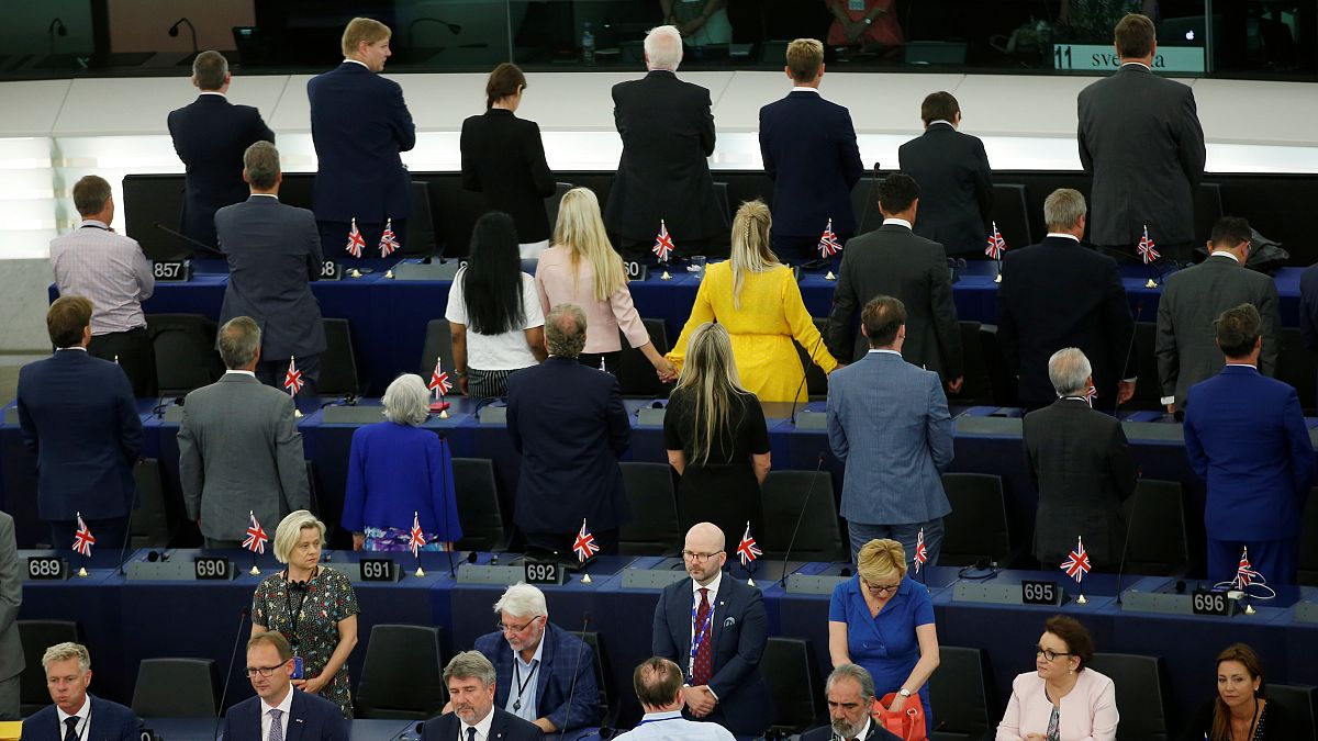 Los eurodiputados del Partido Brexit dan la espalda al himno de la UE