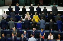 Los eurodiputados del Partido Brexit dan la espalda al himno de la UE