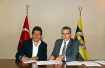 Fenerbahçe, eski futbolcusu Emre Belözoğlu (solda) ile sözleşme imzaladı.