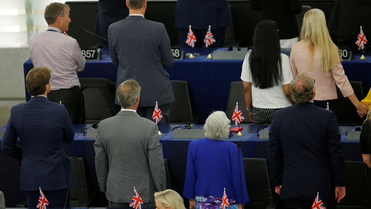 Brexit parlamenterleri Avrupa Birliği Marşı'nı sırtını dönerek protesto etti