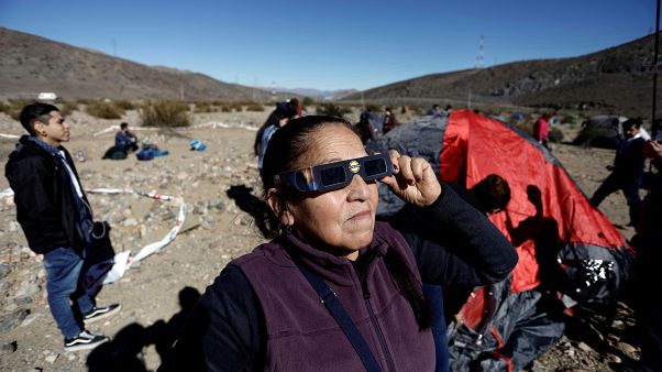 Chile y Argentina disfrutarán de un inusual eclipse solar que atrae a miles de curiosos Chile y Argentina disfrutarán de un inusual eclipse solar que atrae a miles de curiosos