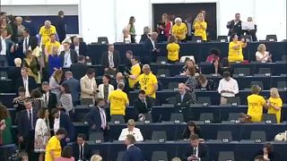 Freund und Feind von Brexit zeigen Flagge im EU-Parlament