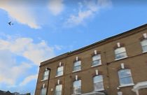 Uçağın iniş takımlarına saklanan kaçak yolcu Londra'da bir evin bahçesine düştü