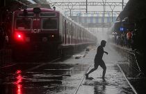 مياه الأمطار تغمر محطة قطارات في مدينة مومباي في الهند - رويترز