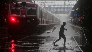 مياه الأمطار تغمر محطة قطارات في مدينة مومباي في الهند - رويترز