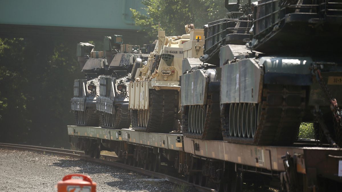 قطار ينقل دبابات استعداداً للعرض العسكري احتفالاً بعيد الاستقلال 