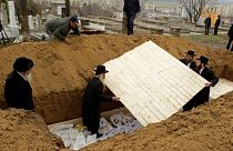 حاخامات من الولايات المتحدة وإنجلترا يحضرون لدفن رفات عشرات اليهود في لاسي الرومانية 