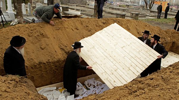 حاخامات من الولايات المتحدة وإنجلترا يحضرون لدفن رفات عشرات اليهود في لاسي الرومانية حاخامات من الولايات المتحدة وإنجلترا يحضرون لدفن رفات عشرات اليهود في لاسي الرومانية