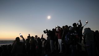 Güneş tutulması: Şili'ye akın eden turistler gökyüzündeki tarihi ana tanıklık etti