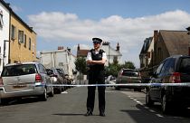 ضابط شرطة يقف في الشارع بموقع جريمة وقعت بمنطقة ثورنتون هيث في لندن