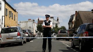 ضابط شرطة يقف في الشارع بموقع جريمة وقعت بمنطقة ثورنتون هيث في لندن