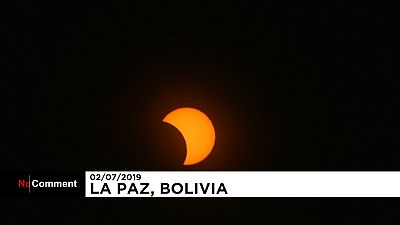 شاهد: البوليفيون يصطفون لرؤية لمحات من الكسوف الشمسي 