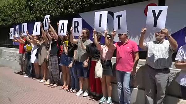 Διεθνής Αμνηστία: Η υπόθεση Ρακέτε δεν έκλεισε Διεθνής Αμνηστία: Η υπόθεση Ρακέτε δεν έκλεισε