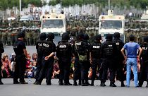 Doğu Türkistan'ın başkenti Urumçi'de Çinli güvenik güçlerince çembere alınan Uygur kadınlar ve çocukları