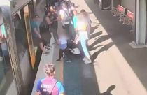 Tren ve platform arasına düşen çocuk yolcular tarafından kurtarıldı