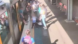 Tren ve platform arasına düşen çocuk yolcular tarafından kurtarıldı
