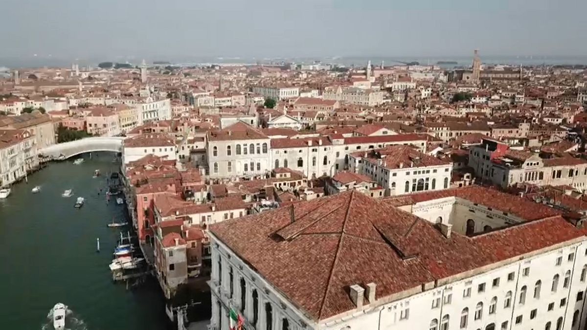 Des "bateaux-hôtels" saisis dans un port à Venise