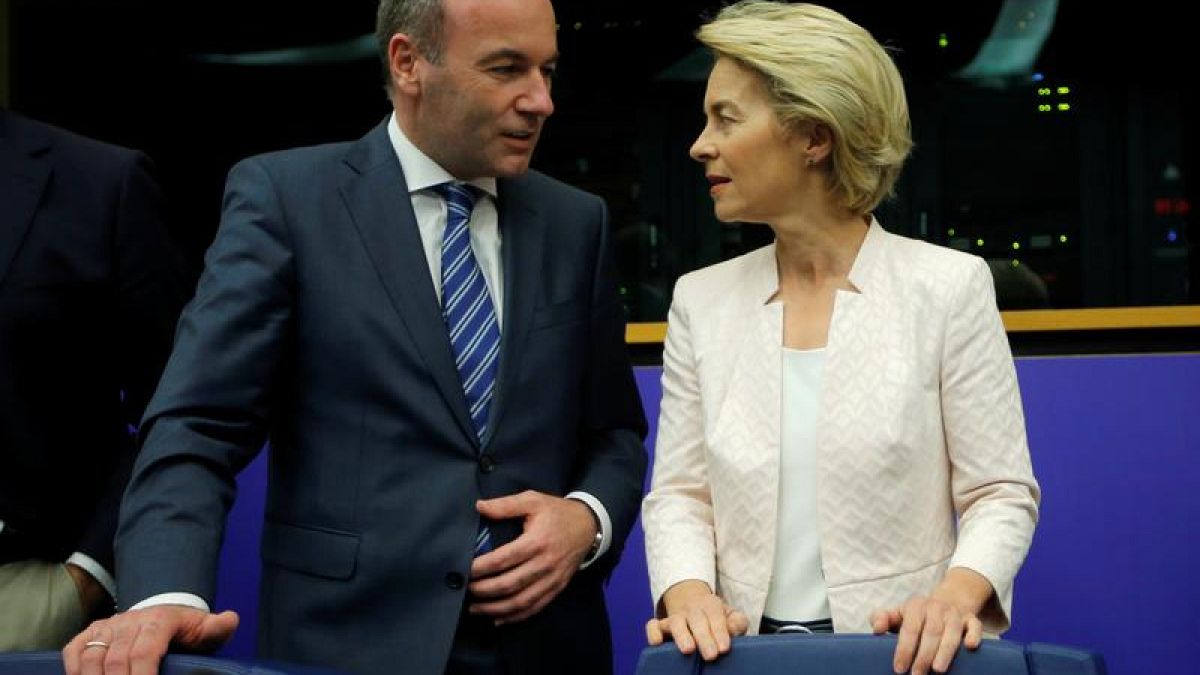 La candidata a presidir la Comisión Europea, Ursula von der Leyen, y el anterior candidato, "spitzekandidate", de los populares europeos, Manfred Weber