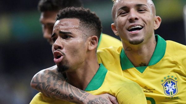 Gabriel Jesus festeggia con Everton. Gabriel Jesus festeggia con Everton.
