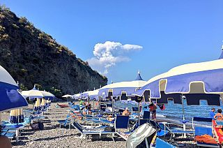 Italy volcano: eruption on island of Stromboli, evacuations begin