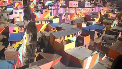 شاهد: الألوان والجداريات تجلب البهجة في أحد الأحياء الفقيرة في عاصمة بوليفيا