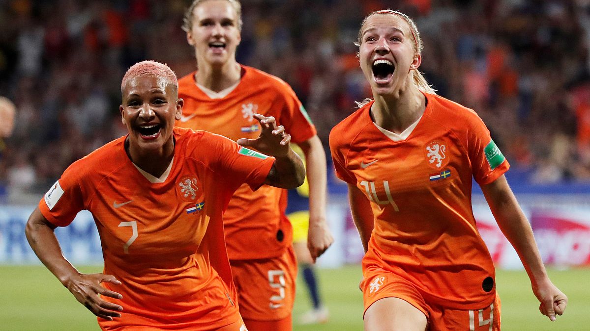 Jackie Groenen festeggia il gol insieme a Shanice van de Sanden e Vivianne Miedema.