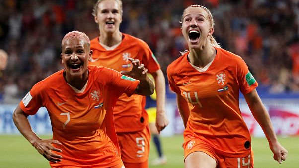 Jackie Groenen festeggia il gol insieme a Shanice van de Sanden e Vivianne Miedema. Jackie Groenen festeggia il gol insieme a Shanice van de Sanden e Vivianne Miedema.