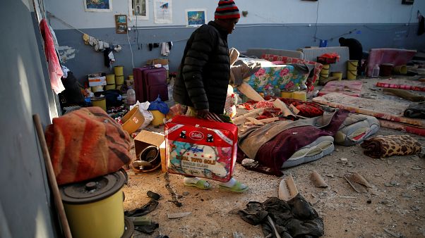 لیبی؛ نگهبانان اردوگاه هنگام حمله هوایی به روی پناهجویان آتش گشودند لیبی؛ نگهبانان اردوگاه هنگام حمله هوایی به روی پناهجویان آتش گشودند