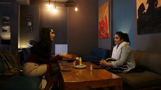 دو زن در رستورانی در کابل گفتگو می‌کنند 