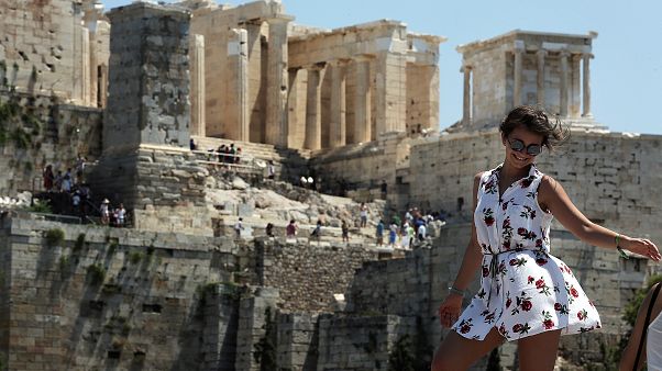 Τουρίστρια στον Άρειο Πάγο φωτογραφίζεται με φόντο την Ακρόπολη Τουρίστρια στον Άρειο Πάγο φωτογραφίζεται με φόντο την Ακρόπολη