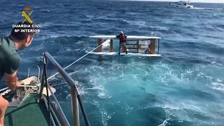 شاهد: خفر السواحل الاسباني ينقذ بحارا بعد انقلاب قاربه