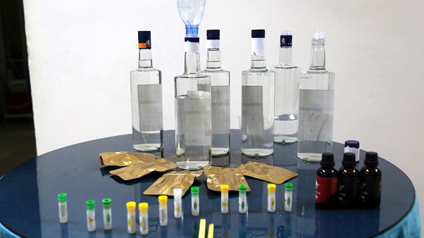 Türkiye'de emniyet güçleri sahte alkolle mücadele için operasyon düzenliyor Türkiye'de emniyet güçleri sahte alkolle mücadele için operasyon düzenliyor