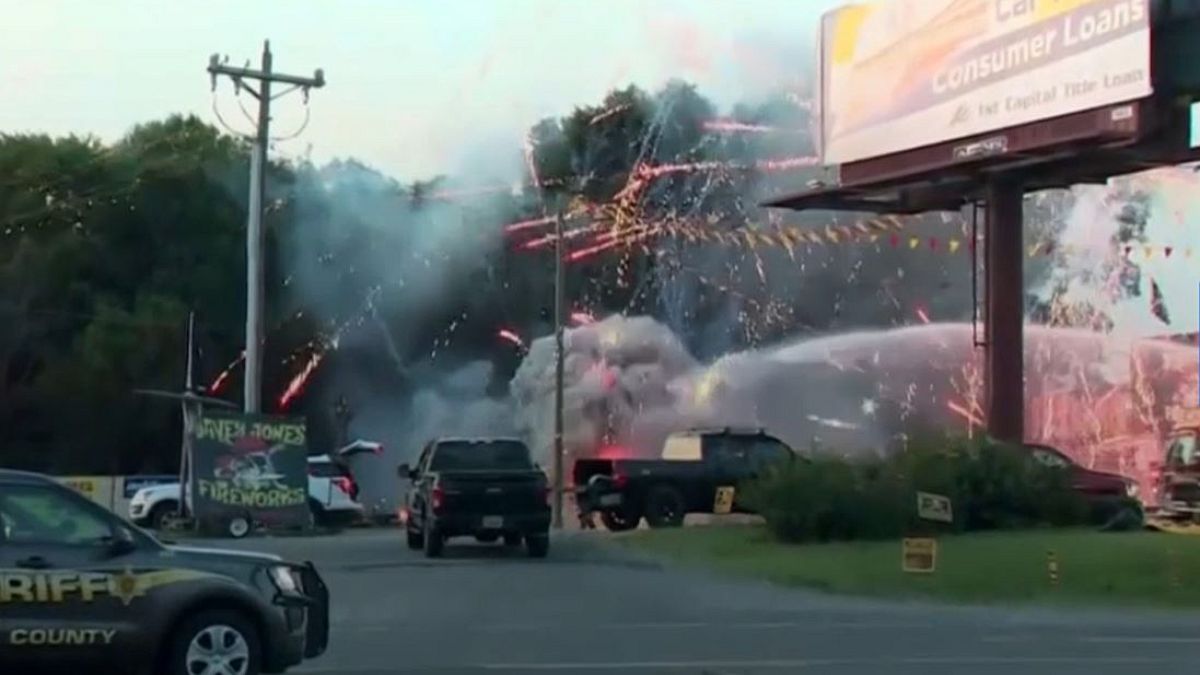 فيديو: حريق بمتجر للألعاب النارية أثناء التحضيرات لعيد الاستقلال الأمريكي