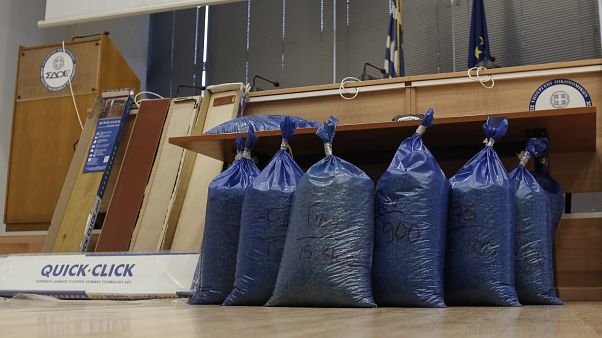 Κατέσχεσαν στον Πειραιά την μεγαλύτερη ποσότητα παγκοσμίως του «χαπιού των τζιχαντιστών» Κατέσχεσαν στον Πειραιά την μεγαλύτερη ποσότητα παγκοσμίως του «χαπιού των τζιχαντιστών»