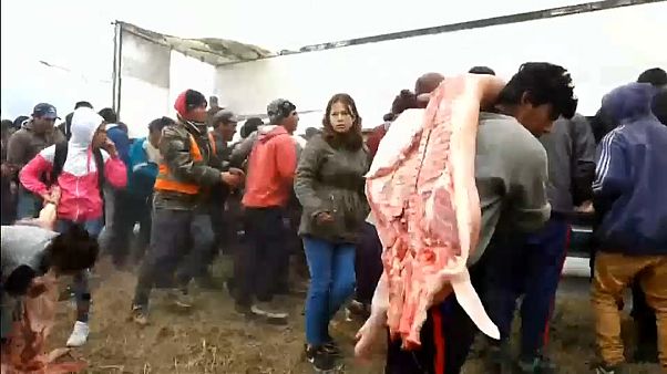 Saquean un camión cargado de carne en Argentina Saquean un camión cargado de carne en Argentina