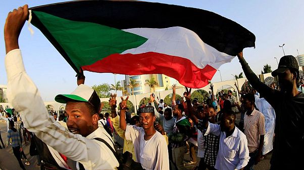 Sudan'da asker ile sivil anlaştı: Taraflar seçimlere kadar iktidarı dönüşümlü paylaşacak Sudan'da asker ile sivil anlaştı: Taraflar seçimlere kadar iktidarı dönüşümlü paylaşacak